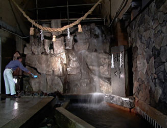 高森湧水トンネル公園の一番奥の湧水の場所には水神様が祀られている