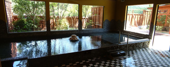 最近、人気が急上昇している「一木一草」さんの日帰り温泉「華の番台」　※外に露天風呂も３つある