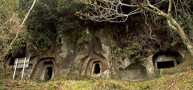 石貫ナギノ横穴群は岩壁に沢山の横穴が掘られている