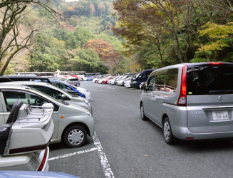 第１駐車場（有料で普通車２００円）入口まで約300m