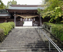 菊池神社参道の石段と神門