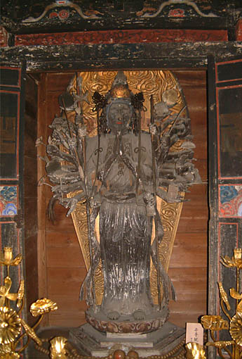 廉平寺の本尊は古色蒼然とした本尊干手観音立像