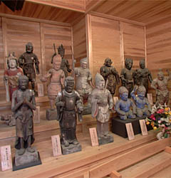 廉平寺には３０体ばかりの仏像が所狭しとならぶ