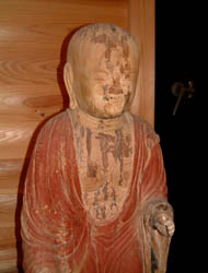 廉平寺にある県内最古の木造彫刻である地蔵菩薩立像（平安時代の作）