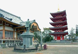 玉名温泉近くの総木造りの五重塔のある蓮華院誕生寺本院