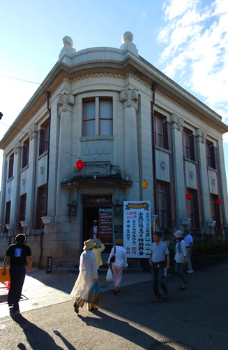 山鹿灯籠民芸館は1925年に旧安田銀行山鹿支店として、山鹿最初の洋館として建てられた美しい建物