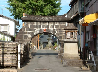 文化元年（1804）に石工・甚吉によって造られた円形の門