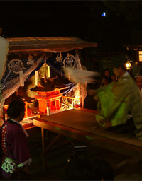大宮神社に各町内より灯籠が奉納される