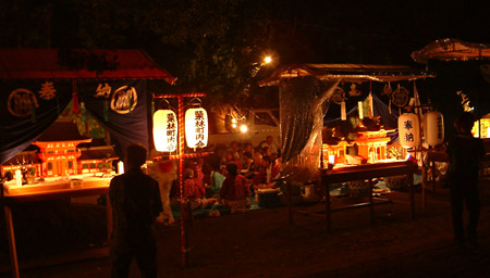 奉納灯籠展示の灯籠の後ろでは町内ごとに祭り関係者の飲み会が始まる