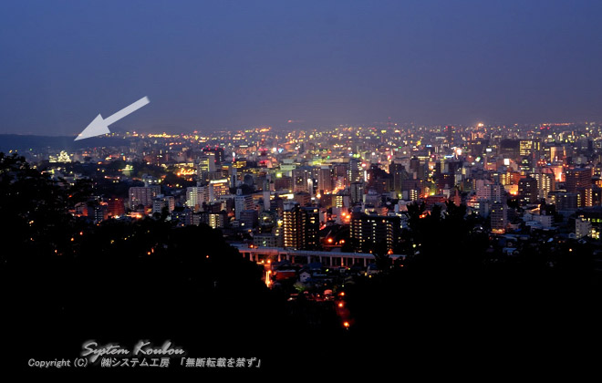 花岡山から見る夜景が熊本市では一番美しいと言われている （矢印は熊本城）