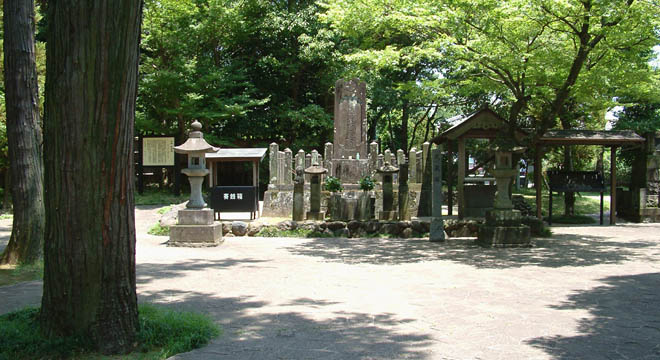 武蔵塚公園内にある武蔵の墓石