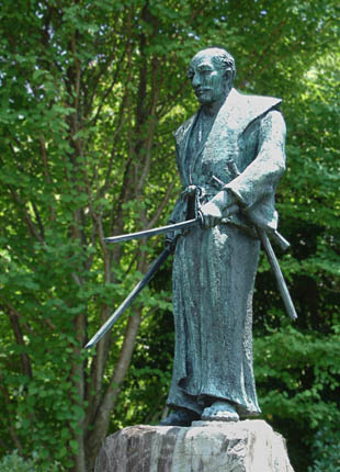 武蔵塚公園内にある武蔵のブロンズ像