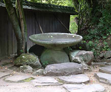 立田自然公園内にあるガラシャ夫人愛用の手水鉢