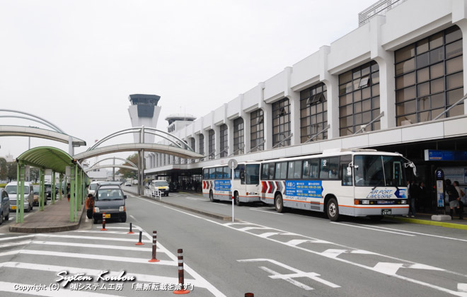 熊本空港は阿蘇の山麓の熊本県上益城郡益城町にあり、熊本市内からはリムジンバスがあり約５０分で連絡する
