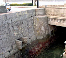 三角西港に残る石積水路