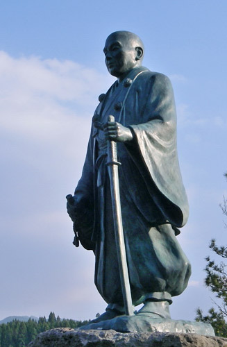 近くにあった堅志田城の城主 西金吾之像。善政を布き、治山・産業開発に努めたため、領民から神の如く崇められていた人物