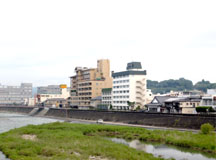 球磨川沿いと支流の山田川沿いに５０軒余りの旅館やホテルがある