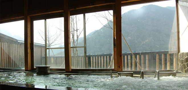 五木温泉「夢唄」…山々を眺めながら入浴できる（露天風呂はない）