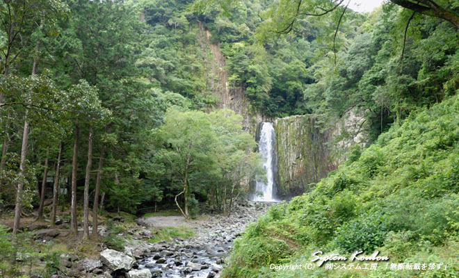 日本の名滝１００選に認定されている鹿目の滝（かなめのたき）の雄滝。高さ 36m