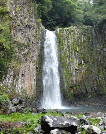 鹿目の滝（かなめのたき）の雄滝は豪快な直下型の滝