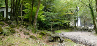 鹿目の滝（かなめのたき）の雄滝の周辺は公園化されている