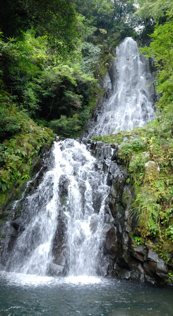 優雅な鹿目の滝の雌滝は２段の滝になっている。高さ 30m