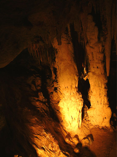 球泉洞内部の鍾乳石の自然の芸術