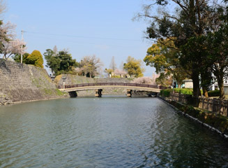 城内の本丸跡にある八代宮の参道に架かる神橋