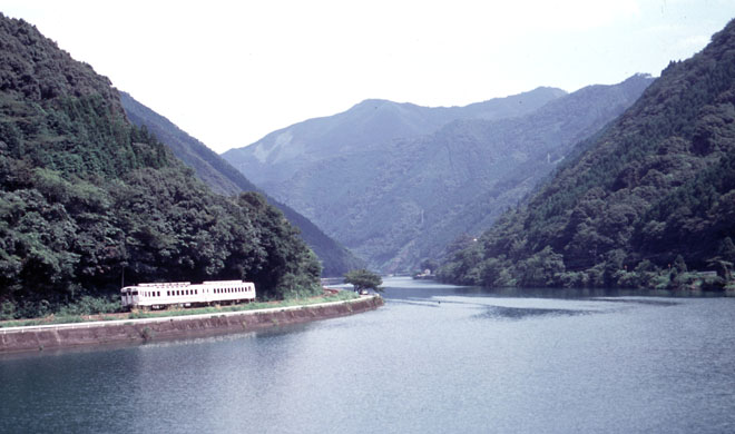 吉尾温泉近くを流れる球磨川