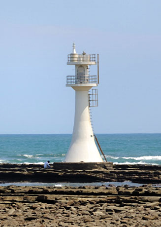 日向青島灯台は満潮時には基部が海面下に没します