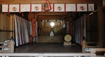 生目神社の社殿の中（鏡が光っていた）