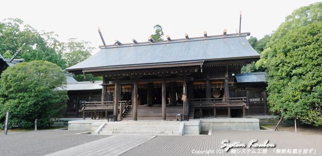 狭野杉（さのすぎ）で造られた流造りの社殿の宮崎神宮