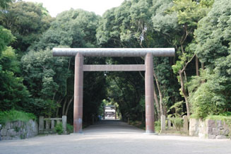境内はクスノ木や松，杉にかこまれており、銅板巻きの鳥居が建つ宮崎神宮の参道