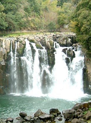都城市にある関之尾滝は「日本の滝１００選」に選ばれている名爆