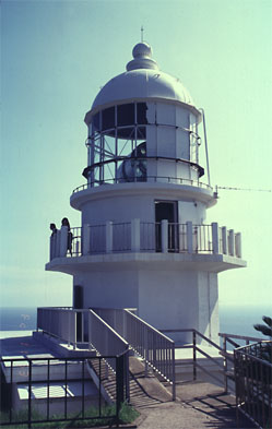 都井岬の断崖の上に立つ白亜の灯台「都井岬灯台」