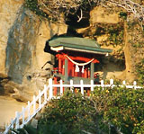 断崖に建つ御崎神社