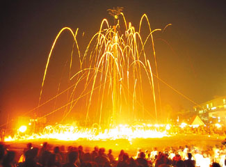 毎年８月の第４金・土曜日に開催される「都井岬火まつり」は都井岬観光ホテル前広場が会場となる