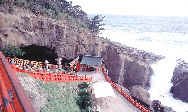 鵜戸神宮は日向灘にのぞむ鵜戸崎の断崖中腹の海食洞に建つ