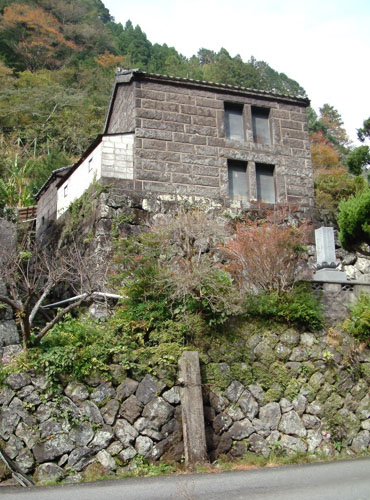 石垣の村「戸川」にはたくさんの石垣と石蔵がある
