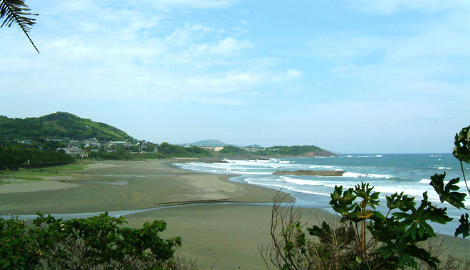 日豊海岸国定公園内に位置する金ヶ浜海水浴場は広い砂浜でサーファーに人気の場所である