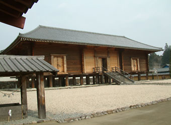 奈良正倉院の原寸大複製の総檜づくりの「西の正倉院」
