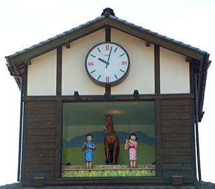 時間になると子供達と馬が出てくる「からくり時計」
