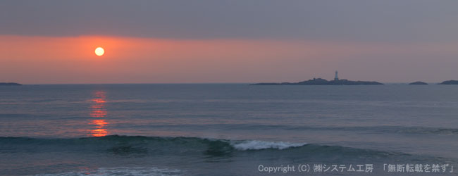 この美々津港灯台と朝日が上るのが重なる風景を撮ると思ったが場所が悪く位置がずれてしまいました