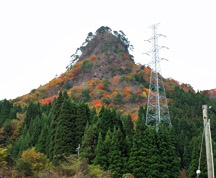 「道の泉五ケ瀬」前のかわいい山。名前は「冠岳」かな？