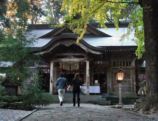 現在の本殿は明和7年（1770年）延岡藩主の内藤氏が造営したもの