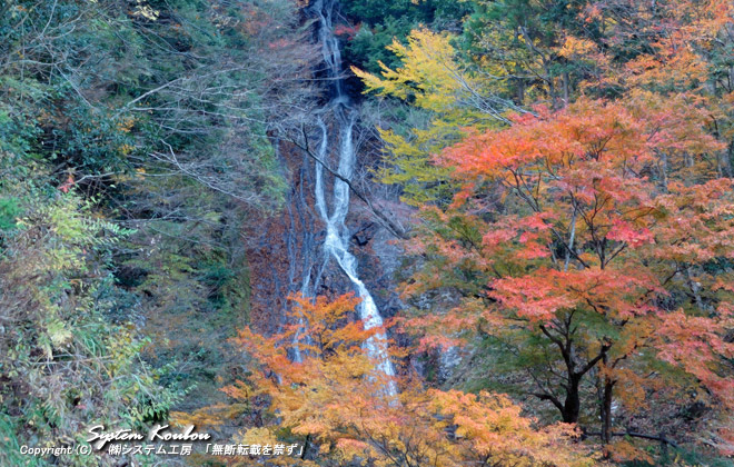高千穂の隠れた紅葉の名所である常光寺の滝