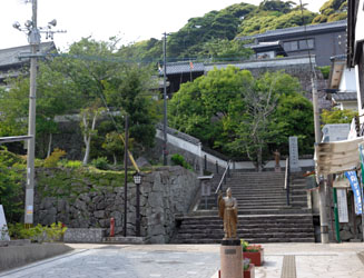 松浦史料博物館の入口から左に入った所にある