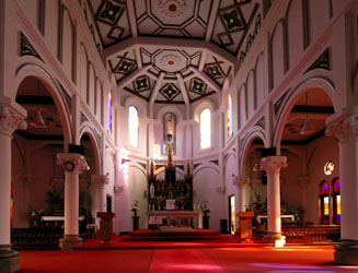 紐差教会は礼拝空間が２階に設けられているのが特徴
