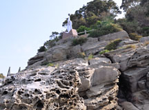 浸食された岩の上に建つシンボル塔