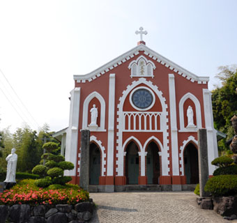 漆喰（しっくし）の白と赤いレンガのコントラストがきれいな宝亀（ほうき）教会